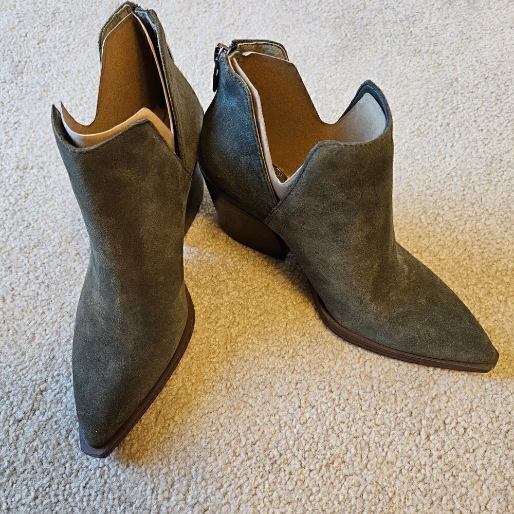 VINCE CAMUTO  Gigietta Suede Bootie in Dark Green Suede  7.5 (New without Box)